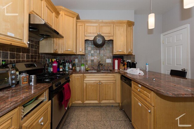 Foto del edificio - 9/1 Oversized, renovated 4BR/2BA in Allston, w/d in unit!