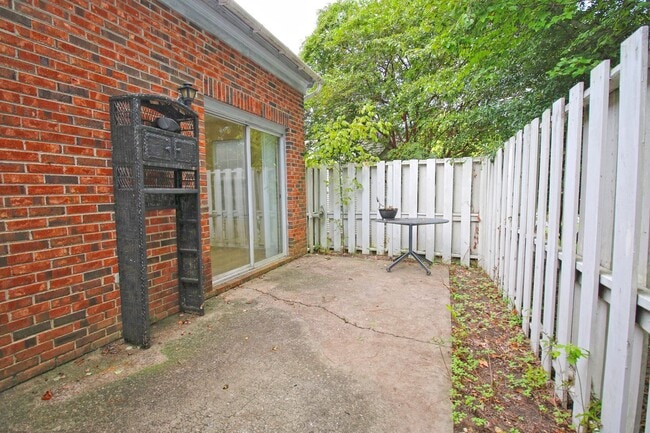 Building Photo - Available July 11th – Charming 3 Bed / 2 B...