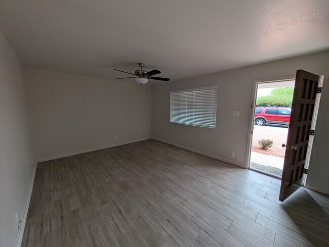 Building Photo - West Phoenix Fully Remodeled 3br