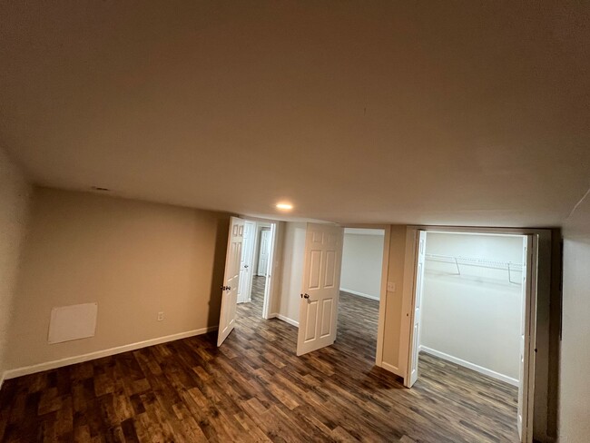 Foto del edificio - Spacious 2 bedroom basement apartment