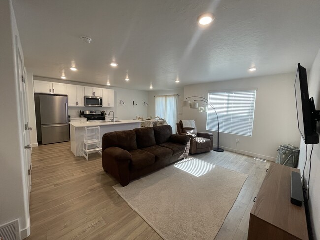 Building Photo - 1235 S Thistle Dr