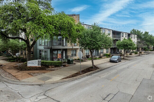 Vista adicional del edificio - Branch - Live Oaks