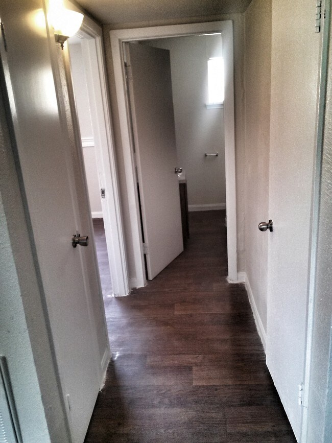 Building Photo - 5610 Royal Palms St