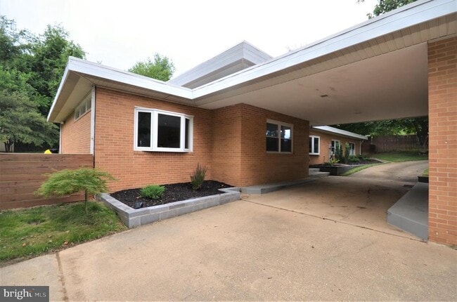 Building Photo - 2932 Cedar Ln