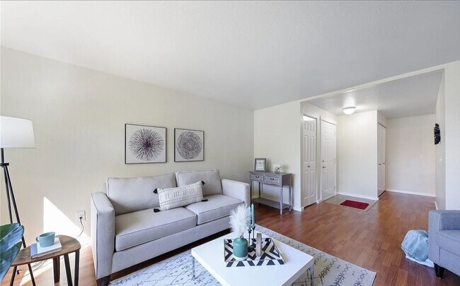 Building Photo - Stunning 2 Bed 2 Bath Bellevue Condo w/ Co...