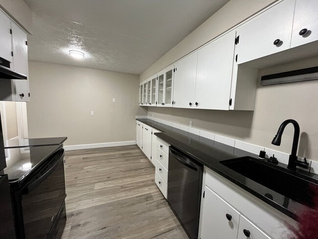 Building Photo - Contemporary 2 Bedroom / 1 Bath in Charmin...