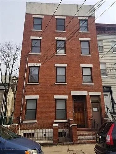 Front of buidling. - 288 7th St