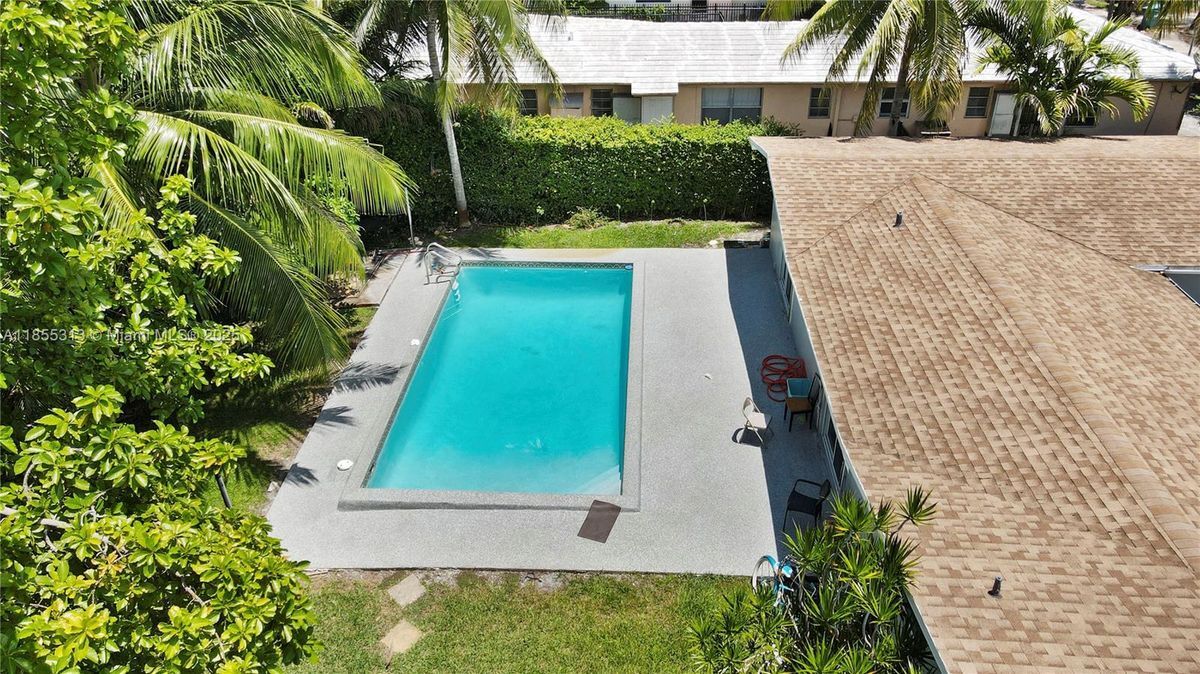 Foto principal - 655 NE 151st St