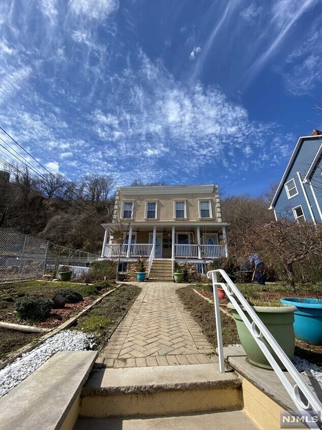 Primary Photo - 450 Undercliff Ave