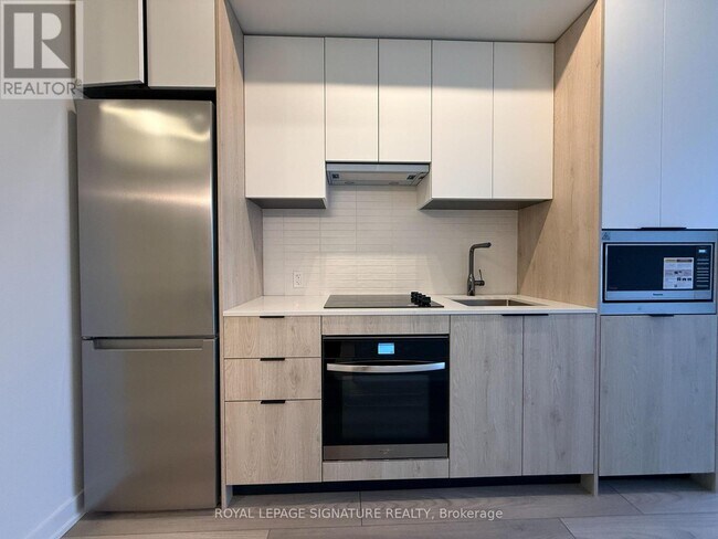 Building Photo - 1007 The Queensway