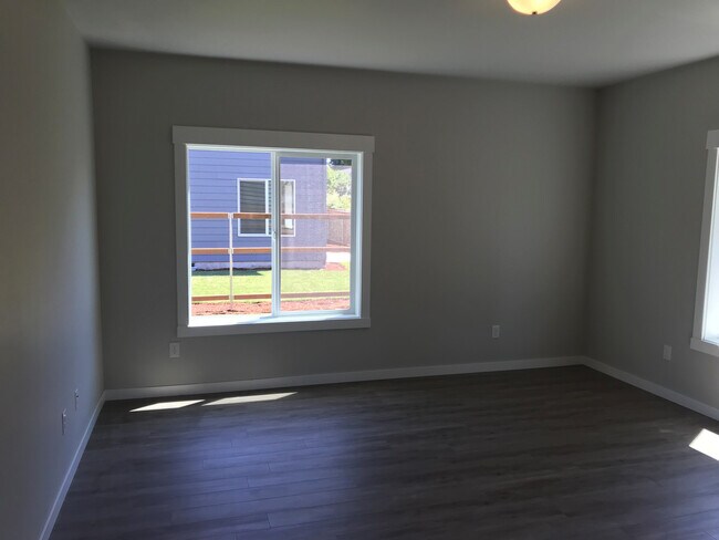 Foto del edificio - NEWER 3-BEDROOM TOWN-HOME WITH A/C FOR REN...