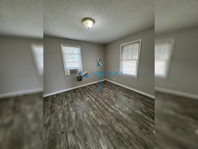 Foto del edificio - 6131 NE Vivion Rd