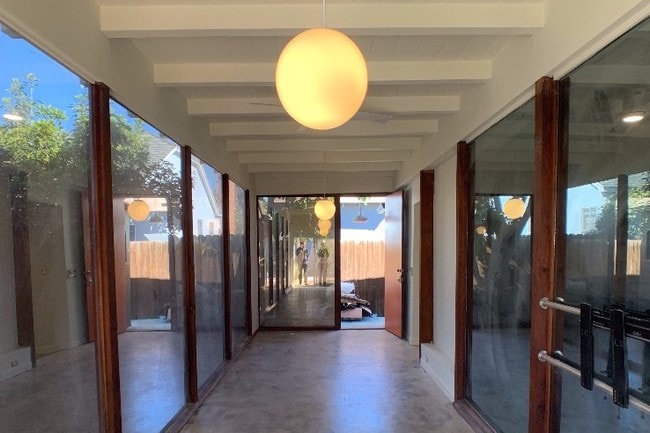 Ventanas de vidrio de piso a techo en la sala de estar. - 4317 Westlawn Ave