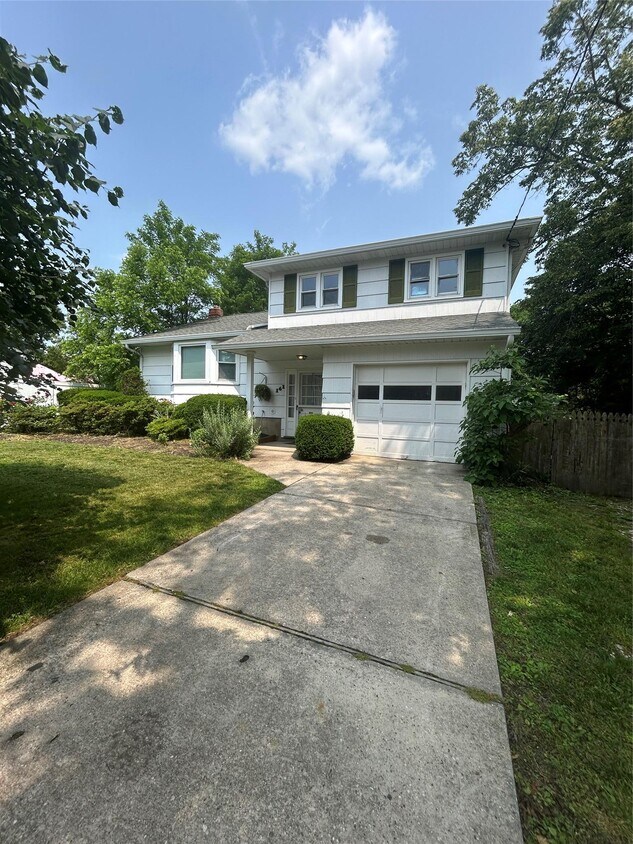 Foto principal - 161 Copiague Pl