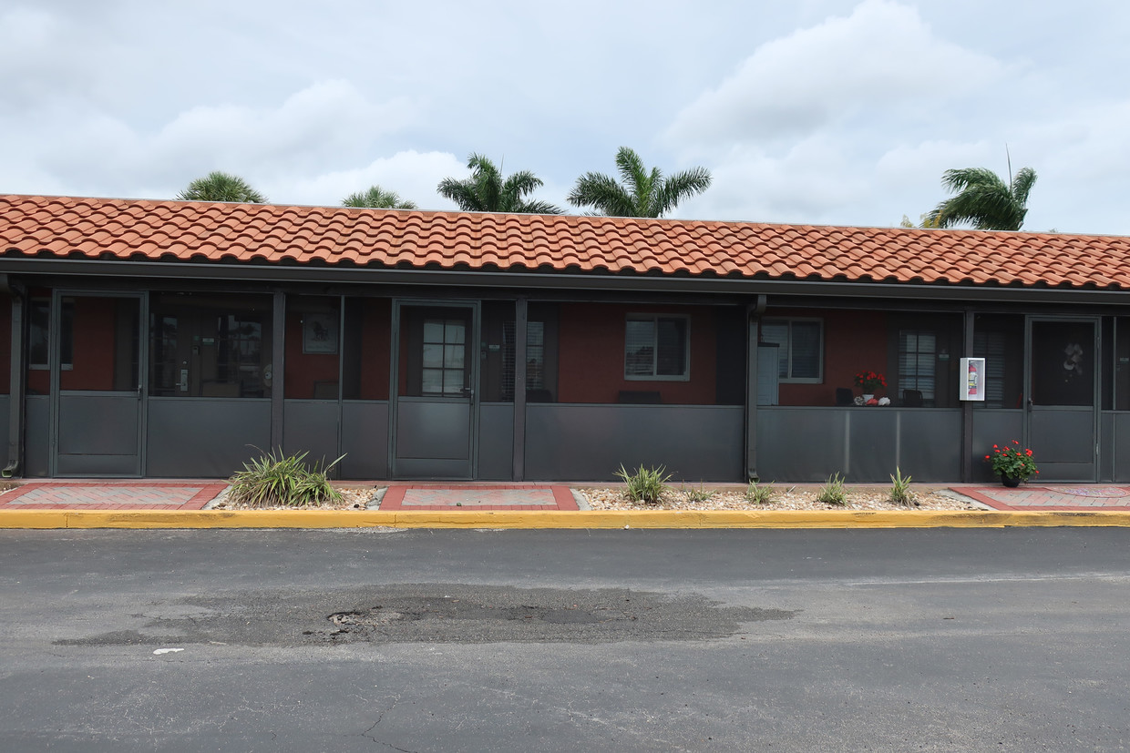 Foto principal - 25000 Tamiami Trail E