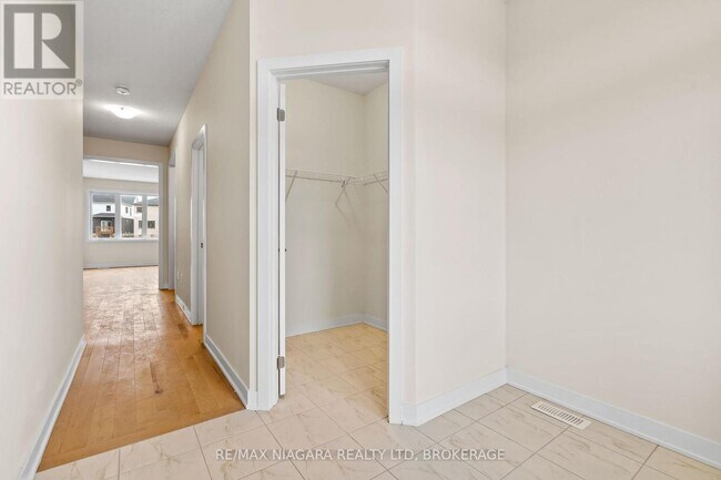 Photo du bâtiment - 400 Eastbridge Ave