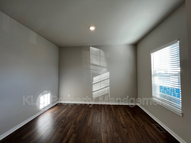 Building Photo - 10433 Powell Ave