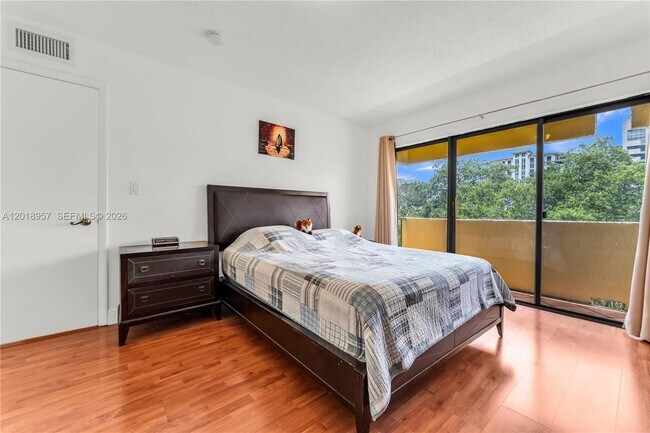 Foto del edificio - 525 Coral Way