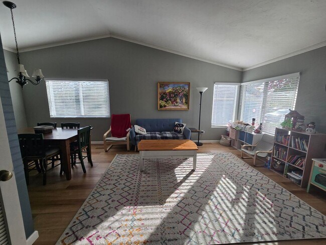 Foto del edificio - Spacious and Charming 3-bed, 2-bath Proper...