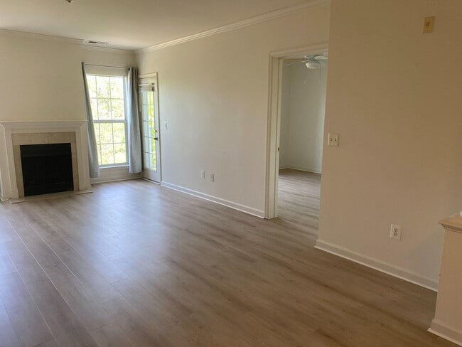 Building Photo - 7000 Falls Reach Dr