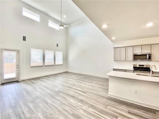 Building Photo - 100 Geminiflora Bend