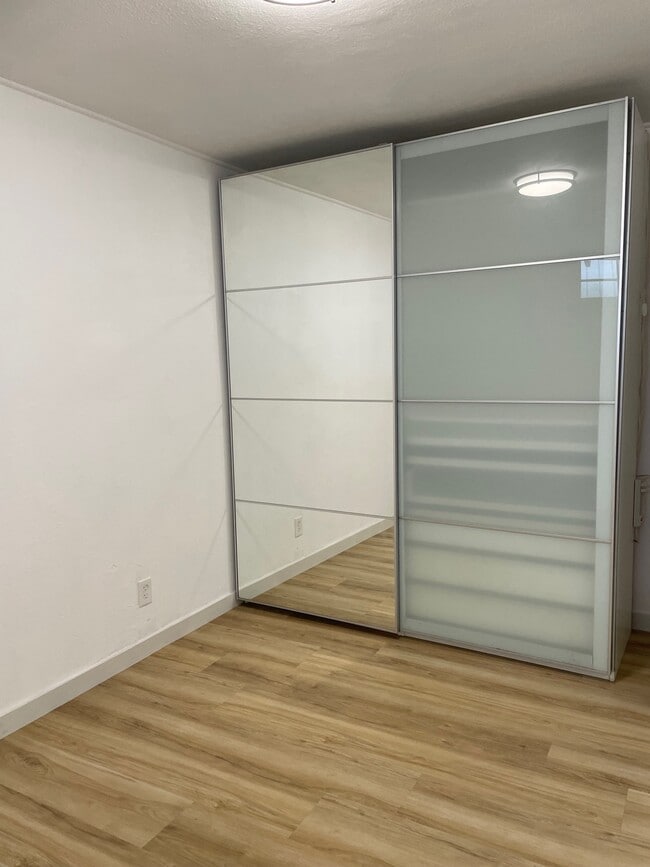 Foto del edificio - 2470-2472 Iowa Ave