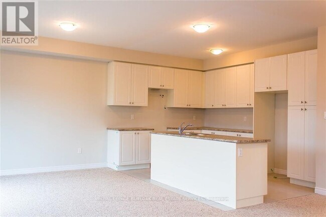 Building Photo - 25 Pinot Cres