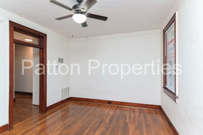 Foto del edificio - 822-824 Cedar Terrace - Inside CofC - R164...