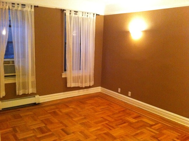 Sala de estar - 37-21 80th St