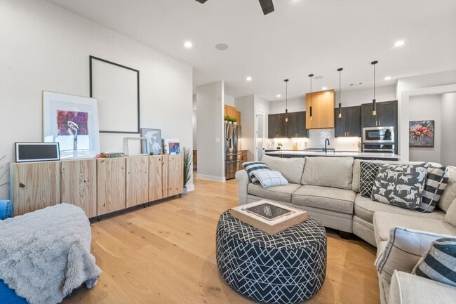 Foto del edificio - Modern luxury available in Fletcher Ridge