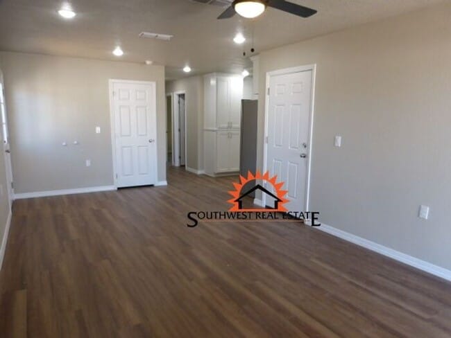 Building Photo - Spacious 2 bedrooms 2 bath duplex