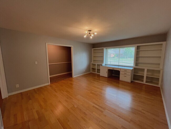 Building Photo - Location, Size, & Convenience!!