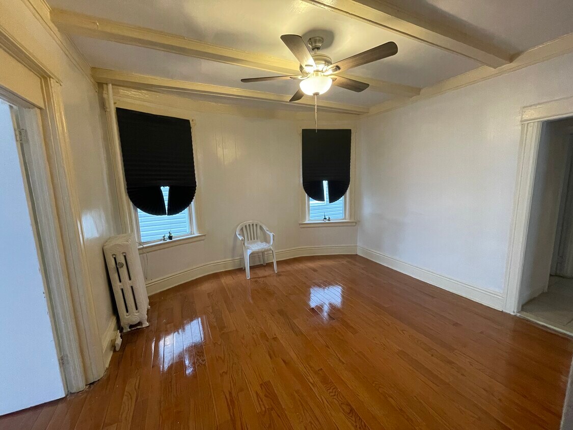 Living room with a ceiling fan - 187 N 18th St