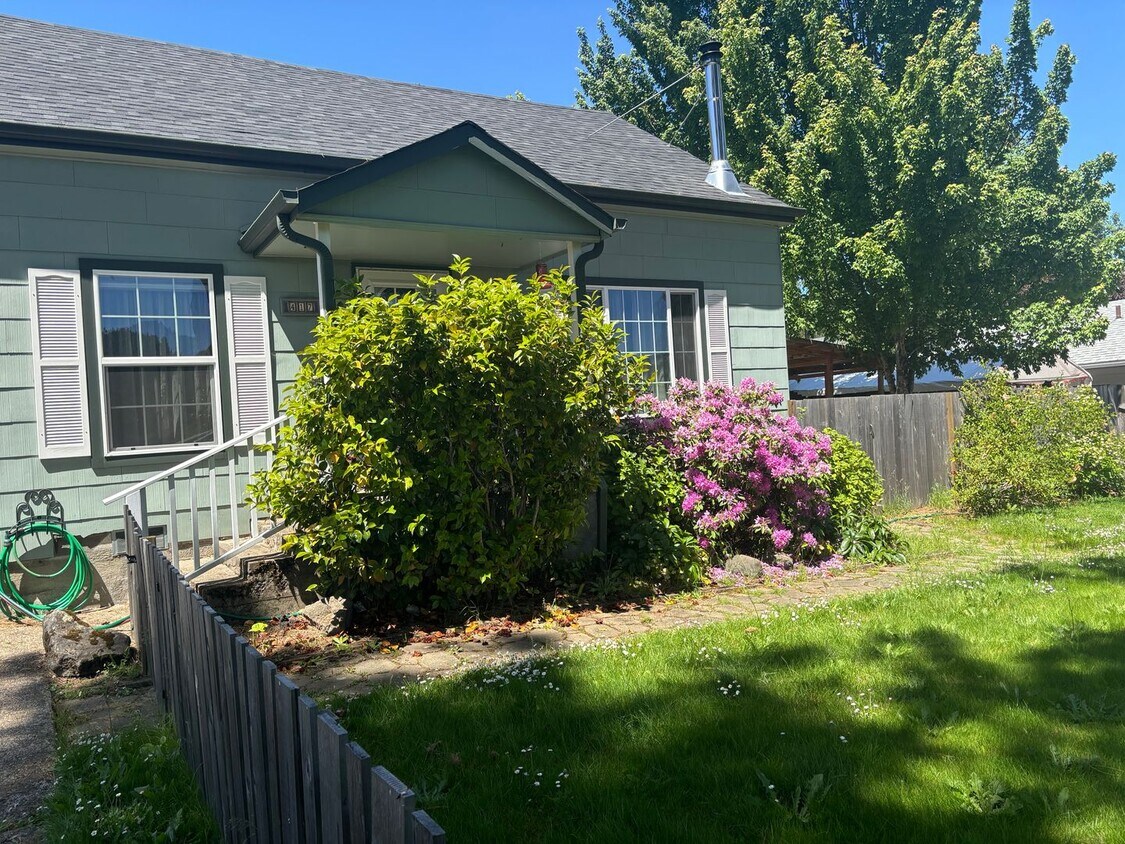 Foto principal - Sutherlin 3 bedroom house with large shop