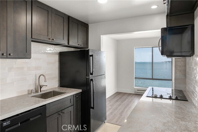 Foto del edificio - 8 Commodore Dr