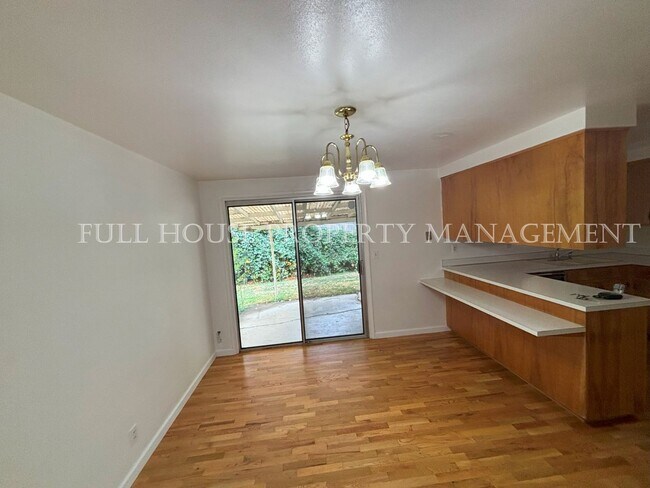 Building Photo - 3 Bed/ 1.5 Bath 60's Vintage Charmer in th...