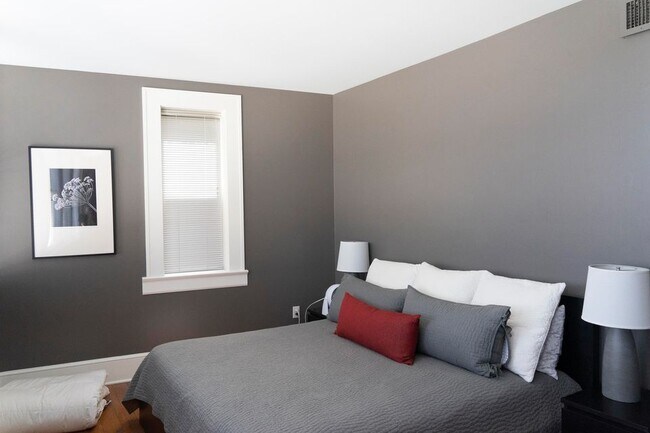Huge master bedroom - 55 Haywood St