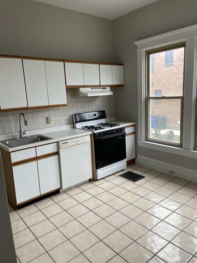 Kitchen - 307 Western Ave