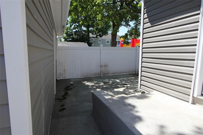 Building Photo - 12 Elm Ave