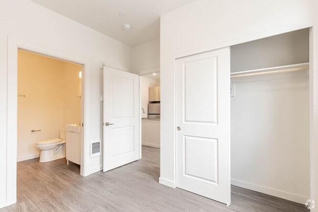 Interior Photo - MF 16 - N. Sumner