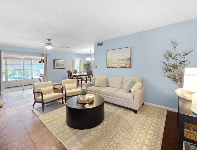Foto del edificio - 553 Fairways Cir