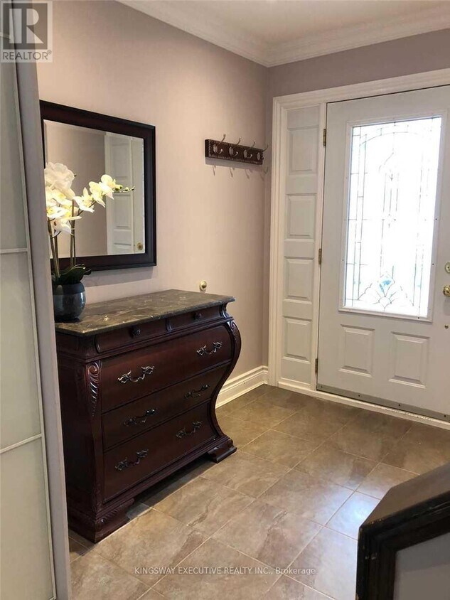 Building Photo - 109 Centre St E