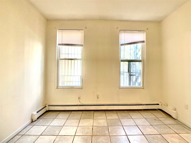 Building Photo - 324 Monroe St