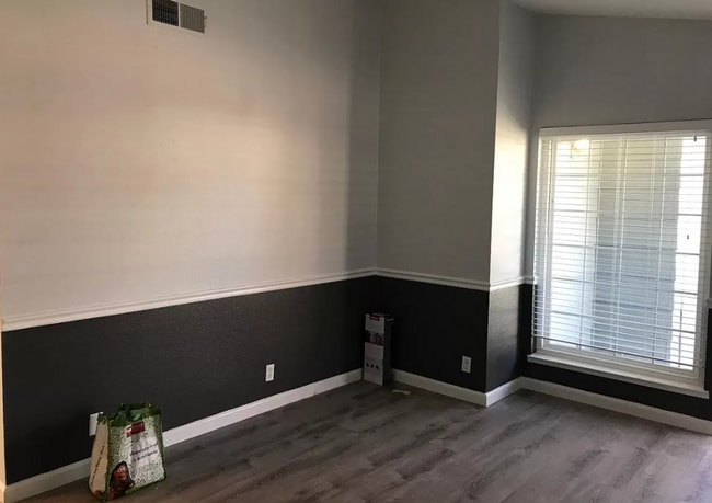 Building Photo - Close to freeway and shopping