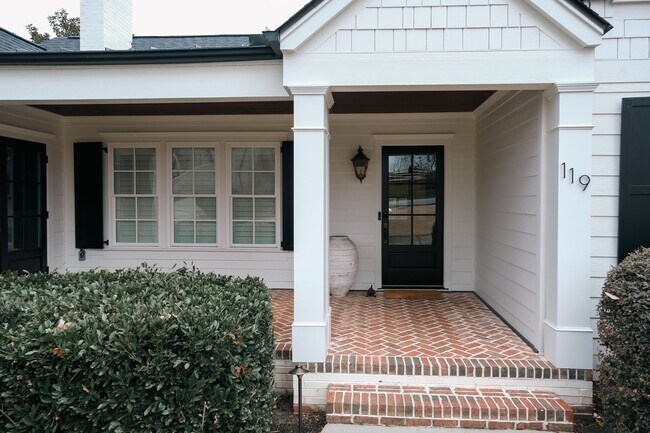 Building Photo - Luxury 4br/3.5ba house