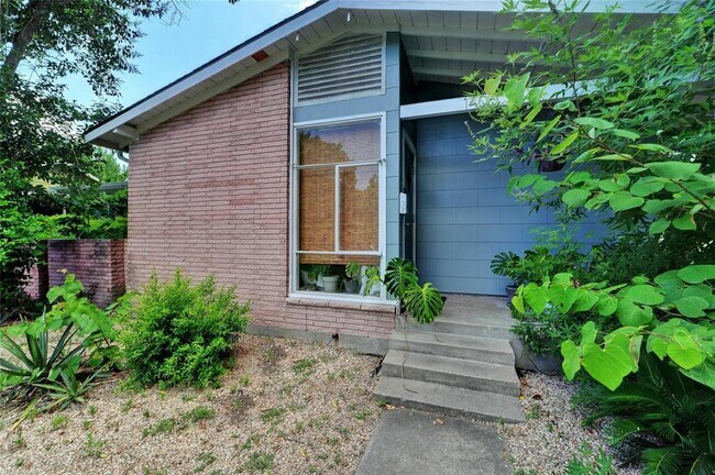 Building Photo - 1405 Broadmoor Dr