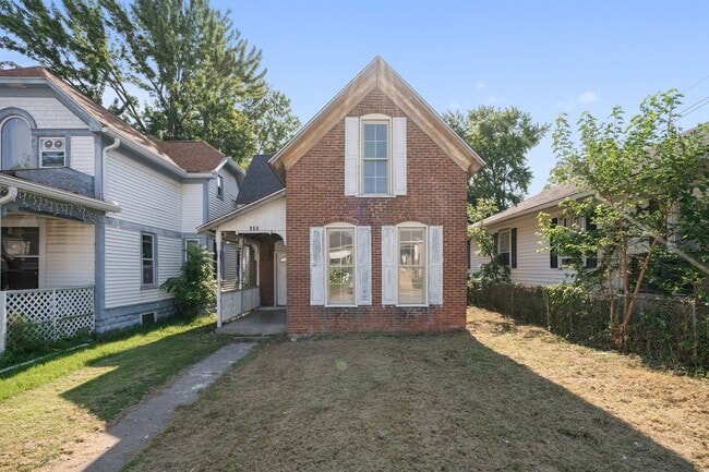 Building Photo - 634 S Union St