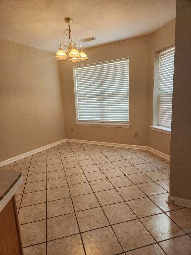 Building Photo - 2/2 Lower Unit Condo