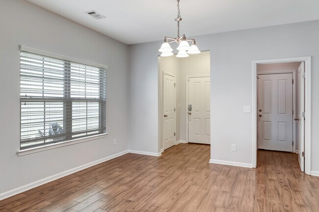 Foto del edificio - 1018 Hemlock Dr