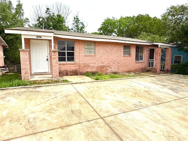 AVAILABLE NOW! 2 Bedroom / 1 Bath Duplex Near Brooks City Base! - AVAILABLE NOW! 2 Bedroom / 1 Bath Duplex Near Brooks City Base! House